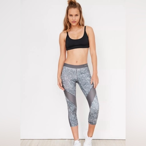 NIKE PRO/ Hypercool Tidal Training Capri Legging/ size M - Picture 1 of 13
